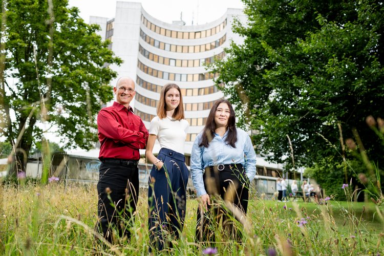 Drei Personen vor dem Kreishaus im Grünen