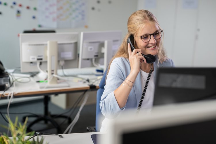 Frau am Telefonieren in einem Büro