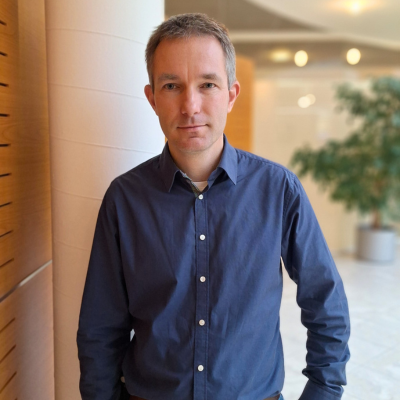 Ein Mann in einem Raum im Kreishaus