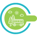 Ein Bus und im Hintergrund Bäume, Wolken und die Sonne auf einem grünen Kreis umgeben von einem blauen Kreis