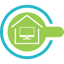 Eine Silhouette von einem Haus in diesem ist ein Computerbildschirm. Beide Symbole sind auf einem grünen Kreis umgeben von einem blauen Kreis